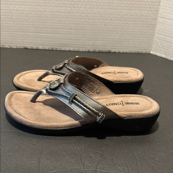 Minnetonka Metallic Sandals Sz 7 - Picture 4 of 7